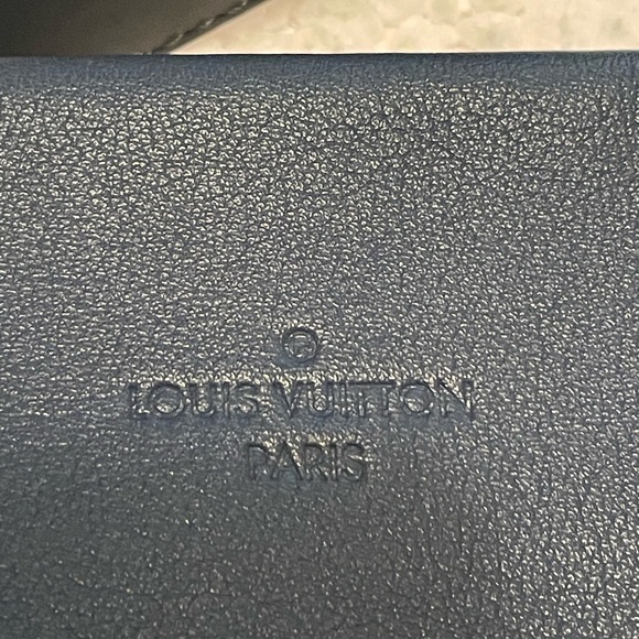 Louis Vuitton - Picture 5 of 15